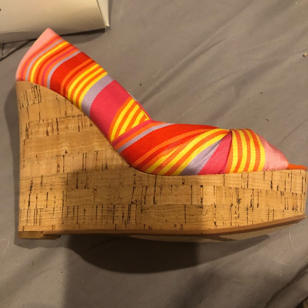 🔥🔥🔥🔥NWT COLORFUL TEXTILE PEEPTOE APPROX 6" WEDGE